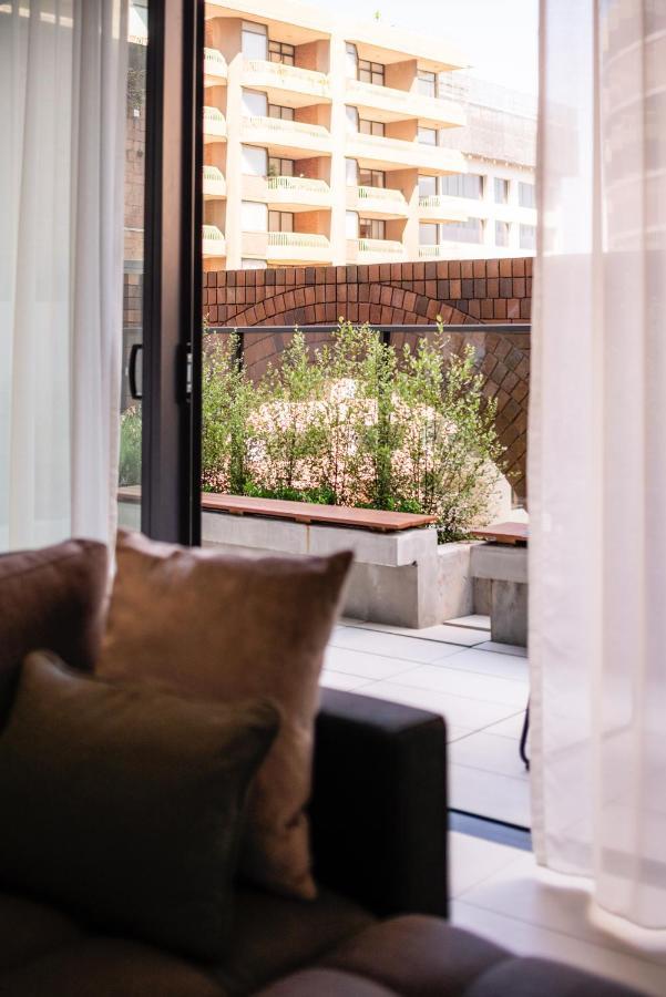 Skye Suites سيدني المظهر الخارجي الصورة A view of the garden from the living room